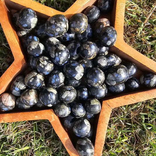 Que Sera Stones .985 kilo Crystals Collectible Healing Reiki Polished LOT